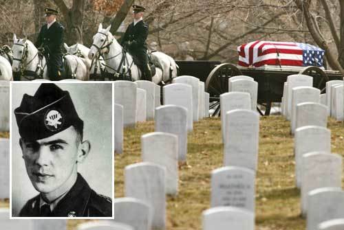 북한 포로수용소에서 숨진 지 60년 만에 신원이 확인돼 13일 미국 워싱턴의 알링턴 국립묘지에 안장된 존 W 러츠 육군 상병.