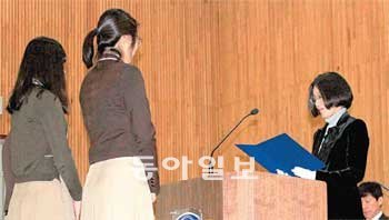 플러스 메디타운 최윤정 대표이사(오른쪽)가 지난달 2일 순천 강남여고에서 학생들에
게 장학금을 전달하고 있다. 플러스 메디타운 제공