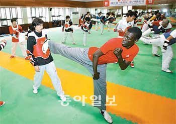 12일 오후 계명대 태권도센터에서 중앙아프리카공화국 대표 선수가 옆차기 훈련을
하고 있다. 계명대 제공