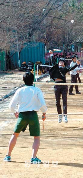 11일 오후 학교 운동장에서 방과후 체육
활동의 일환으로 배드민턴을 즐기는 인
천 청량중 학생들.
김영국 동아닷컴 객원기자 press82@donga.com