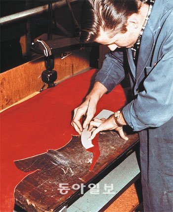 스위스 구두공방의 장인이 발리의 주문 제작 방식의 프리미엄 수제화 ‘마이 스크리브’를 제작하고 있다. 발리 제공
