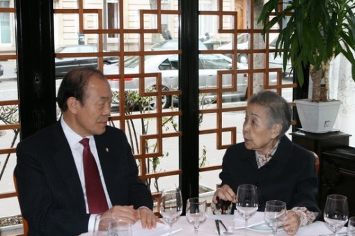 얼마전 파리를 찾은 민주당 5선 김영진 의원과 함께한 박병선 박사.