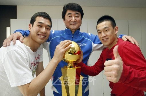 한 가족 같은 분위기다. 프로배구 V5를 달성한 삼성화재 고희진, 신치용 감독, 여오현(맨 왼쪽부터)이 우승트로피 앞에서 포즈를 취하고 있다.