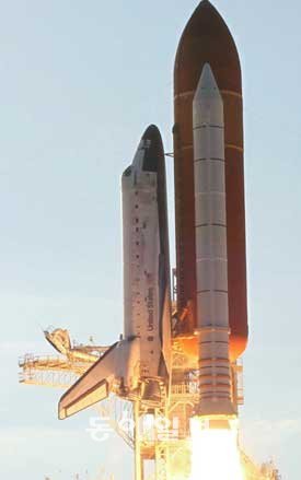 2월 24일 케네디우주센터에서 우주왕복선 디스커버리가 승무원 6명을 태우고 자신의 39번째 비행이자 마지막 비행을 시작했다.미국항공우주국(NASA) 제공