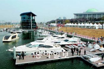 14일 서울 영등포구 여의도 시민요트나루에서 학생들이 대형 크루즈 요트를 살펴보고 있다. 서울시는 시민들이 요트를 저렴한 가격에 즐길 수 있도록 했다. 김동주 기자 zoo@donga.com