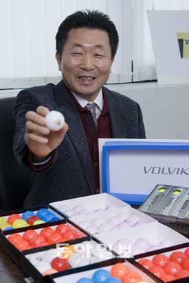 해외시장을 적극 공략해 올해 매출 300억 원을 목표로 삼은 볼빅 문경안 회장은 “컬러볼하면 볼빅이라는 인식이 확산되고 있다”며 자신감을 보였다. 동아일보DB