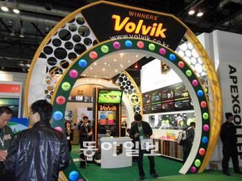골프공 전문업체 볼빅은 올해 중국 대도시 지역에 판매망을 확대해 10만 더즌 이상의 판매를 기대하고 있다. 지난달 중국 베이징에서 열린 골프박람회에 참가한 볼빅 부스. 볼빅 제공