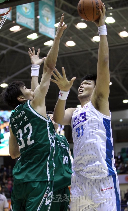 동부와 KCC의 프로농구 챔피언결정전은 높이 대 높이의 대결이기도 하다. 하승진(오른쪽)으로 대표되는 막강 공격력의 KCC와 김주성(왼쪽)으로 상징되는 동부 수비농구의 충돌이다. 스포츠동아DB