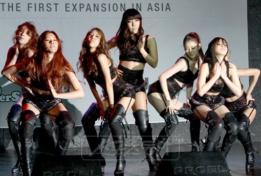 일명 ‘쩍벌춤’으로 선정성 논란에 휩싸인 걸 그룹 라니아의 앨범 재킷.