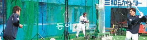 “배팅볼 갑니다” 오릭스 이승엽의 통역 정창용 씨(왼쪽)가 14일 일본 오사카 교세라돔에서 열린 소프트뱅크와의 안방경기를 앞두고 이승엽에게 배팅볼을 던져주고 있다. 오사카=황태훈 기자 beetlez@donga.com