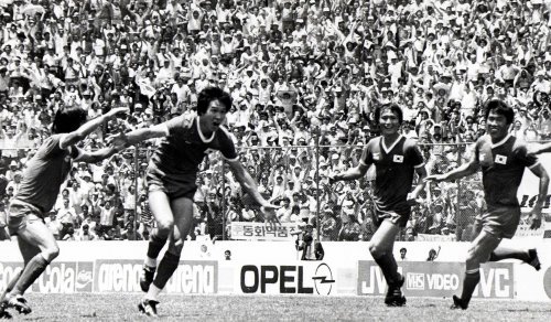 1986년 멕시코월드컵 이탈리아전에서 골을 넣은 뒤 환호하는 최순호(왼쪽에서 두번째).  동아일보DB