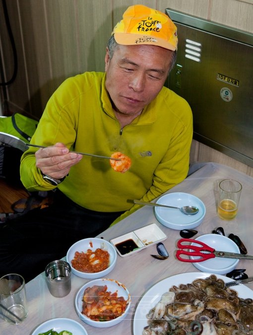 수심 30m의 뻘바닥에서 잠수사들이 일일이 손으로 캐내는 천수만의 키조개는 씨알이 굵고 깊은 단맛이 난다. 키조개를 요리하는 방법은 50가지가 넘지만 그 중 가장 일반적인 것이 매운 양념과 야채를 넣고 철판에 볶는 두루치기. 허영만 대장이 키조개 관자 시식에 앞서 젓가락을 통해 전해오는 쫄깃한 육질의 느낌을 음미하고 있다.