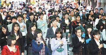 서울시교육청 주최로 16일 열린 ‘4·19 민주올레’ 행사에는 중고교생 900여 명이 참가했
다. 개회식에서 곽노현 서울시교육감(가운데)이 학생들과 함께 국민의례를 하고 있다.