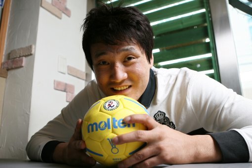 090217 안산체육관 앞 까페 윤경신 핸드볼 선수 안산 | 임진환 기자 photolim@donga.com