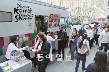 미국 뉴욕 맨해튼 브라이언트 공원 앞에 마련된 ‘한식 모바일 키친’에서 뉴요커들이 한식을 맛보기 위해 기다리고 있다. 이 ‘밥차’는 다음 달 20일까지 뉴욕 명소 18곳을 차례로 돌며 10여 종의 한식을 선보일 예정이다. 농림수산식품부 제공