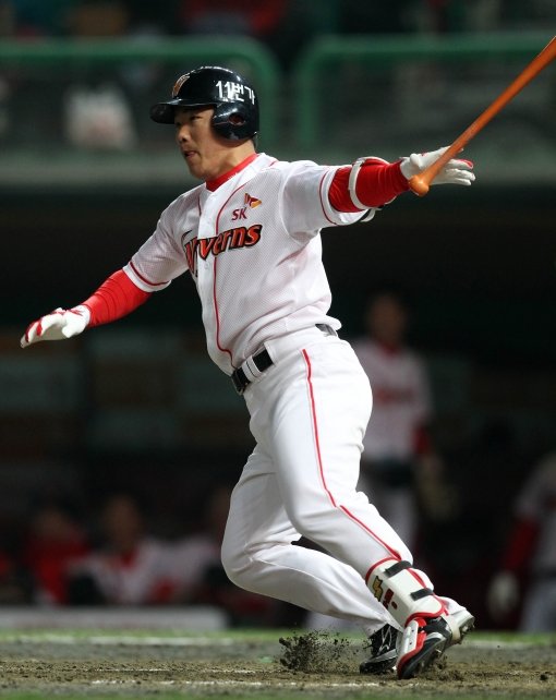 19일 인천 문학야구장에서 열린‘2011 롯데카드 프로야구’SK와이번즈와 LG트윈스의 경기에서  5회말 1사 2루에서 SK 정근우가 동점 1타점 좌전 적시타를 치고 있다. 문학 | 국경원 기자 onecut@donga.com 트위터 @k1isonecut