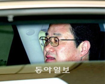 굳은 표정의 검찰총장 검찰이 중수부 폐지 등을 골자로 하는 국회 사법개혁특위 검찰소위 안에 강력히 반발하고 있는 가운데 김준규 검찰총장이 19일 오전 굳은 표정으로 차를 탄 채 서울 서초동 검찰청사를 나서고 있다. 변영욱 기자 cut@donga.com