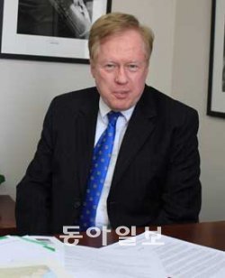 로버트 킹 미국 국무부 북한인권특사가 18일 워싱턴 국무부 내 집무실에서 동아일보와 인터뷰하고 있다. 집무실에는 가야금 연주 모습 등 한국의 문화를 상징하는 사진이 여러 장 걸려 있다. 워싱턴=하태원 특파원 triplets@donga.com
