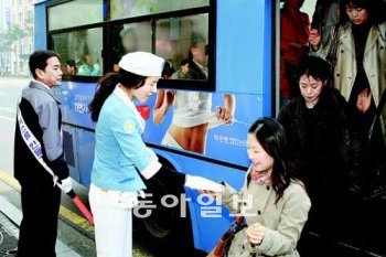 서울시가 대중교통 이용을 독려하기 위해 20일 ‘제2회 대중교통 이용의 날’ 행사를 벌인다. 사진은 2009년 1회 행사에서 1970년대 버스안내양을 재현한 모습. 서울시 제공