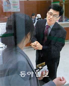 농협 전산장애가 1주일이 넘도록 완전 복구되지 않아 고객 불편이 가중되고 있다. 농협은 ‘원칙적 보상’을 약속하고 있지만 고객의 불안감은 커져만 가고 있다. 양회성 기자 yohan@donga.com