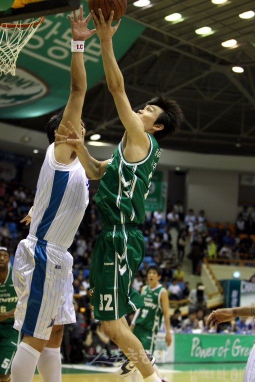 2차전의 20점차 대패를 설욕하는 데 앞장선 건 역시 간판 김주성(오른쪽)이었다. 원주 동부 김주성이 전주 KCC와의 챔피언결정 
3차전에서 상대 센터 하승진(왼쪽)의 수비를 제치고 레이업슛을 시도하고 있다.원주 ｜ 박화용 기자 (트위터 @seven7sola) inphoto@donga.com