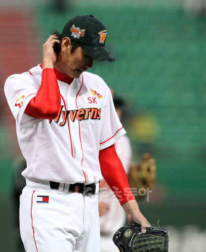 20일 인천 문학야구장에서 열린‘2011 롯데카드 프로야구’LG트윈스와 SK와이번즈의 경기에서 1회초 SK 선발 투수 김광현이 3실점한 공수교대하고 있다. 문학 | 국경원 기자(트위터 @k1isonecut) onecut@donga.com