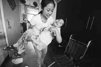 엄마와 아이 표정이 밝다. ‘어린 엄마’ 정판옌 씨의 헌신적 사랑이 백혈병을 앓고 투약 후유증으로 하반신이 거의 마비된 아들을 올곧게 자라도록 해 화제가 되고 있다. 사진 출처 중국청년보