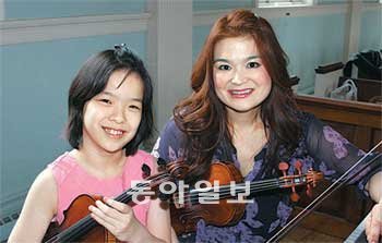 미셸 김 뉴욕필하모닉오
케스트라 부악장(오른쪽)
이 21일 열릴 더블스톱재
단 발족기념 콘서트에 앞
서 19일 뉴저지 북부의 한
인 교회에서 중국계 바이
올린 신동 칭위천 양과 연
습하고 있다.
뉴욕=신치영 특파원
higgledy@donga.com