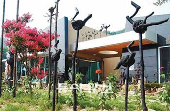 충북 제천시 수산면의 능강솟대문화공간이 다음 달 15일까지 희망엽서 보내기 축제를 열고 있다. 능강솟대문화공간 제공