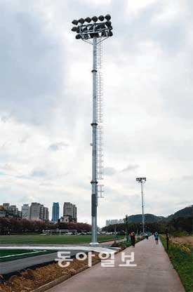 울산 중구 태화동 태화강 둔치에 조성된
축구장 내 높이 25m의 조명탑. 울산시 제공