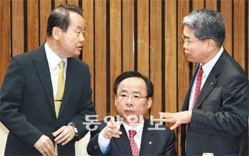 국회 사법제도개혁특별위원회 이주영 위원장(가운데)이 20일 국회에서 열린 전체회의에 앞서 한나라당 주성영 간사(왼쪽), 민주당 김동철 간사와 얘기를 나누고 있다. 전영한 기자 scoopjyh@donga.com