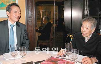 19일 프랑스 파리 식당에 마주 앉은 박병선 박사(오른쪽)와 박흥신 주프랑스 한국대사. 파리=이종훈 특파원 taylor55@donga.com