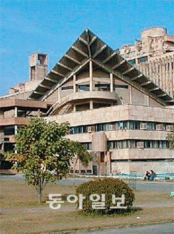 15곳의 인도공대(IIT) 가운데 하나인 IIT 델리 캠퍼스.