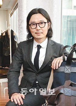 디자이너 홍승완 씨가 ‘에스콰이아’의 새로운 백을 소개하고 있다. 클러치 모양의 히든백이 들어있는 ‘트랜스포머 가방’이다. 김재명 기자 base@donga.com