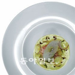 ‘봄쭈꾸미 샐러드’. 차가운 아스파라거스 오이 퓨레, 자몽에 절인 쭈꾸미, 돌나물 등으로 구성한 샐러드.