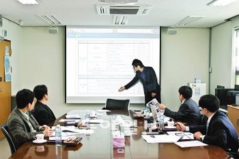 GIFT 2차년도 동계 해외연수에 참여했던 부산대 기계공학부의 한 학생이 최근 부산대 12공학관에서 성과발표를 하고 있다. 부산대 제공