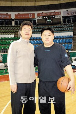 중앙대 동문인 동부 강동희 감독(오른쪽)과 김영만 코치.원주=김종석 기자 kjs0123@donga.com