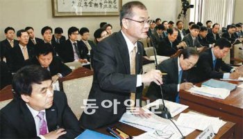 저축銀 청문회… 부실 감독 질타 이승우 예금보험공사 사장이 21일 국회 정무위원회에서 열린 ‘저축은행 청문회’에 출석해 의원들의 질의에 일어나서 대답하고 있다. 청문회에서는 저축은행의 부실 책임을 신속히 가리기 위해 저축은행의 영업이 정지되자마자 예보가 조사에 착수해야 한다는 의견이 나왔다. 전영한 기자 scoopjyh@donga.com