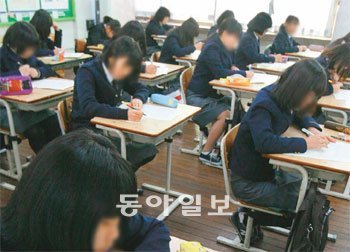 상위권 중학생은 중간고사에서 실수를 줄여 과목별로 한두 문제씩 더 맞히면 3∼5점 전체 평균을 올릴 수 있다. 동아일보 DB