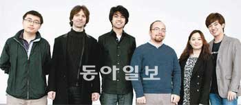 서울시와 동아일보가 주최하는 ‘LG와 함께하는 제7회 서울국제음악콩쿠르’ 결선 진출자 6인이 결선을 하루 앞둔 22일 모여 선전을 다짐했다.
왼쪽부터 중국의 천윈제, 러시아의 게오르기 그로모프, 미국의 숀 천, 크리스토퍼 구즈먼, 한국의 김현정, 정한빈 씨. 서울국제음악콩쿠르 제공