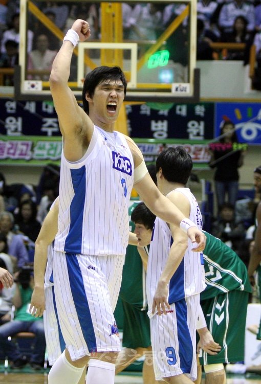 22일 원주에서 열린 2010∼2011 프로농구 챔피언결정 4차전에서 KCC 하승진이 동부에 73-67로 승리하자 포효하며 
기뻐하고 있다. KCC와 동부는 시리즈 전적 2승2패를 기록해 잠실에서 챔피언을 가리게 됐다. 원주 ｜ 박화용 기자(트위터 @seven7solo) inphoto@donga.com