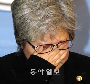 강명순 한나라당 의원이 22일 국회 정론관에서 ‘아동의 빈곤 예방 및 지원 등에 관한 법률안’ 통과를 호소하는 기자회견 도중 참지 못한 듯 눈물을 훔치고 있다. 머니투데이 제공