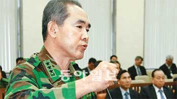 청해부대 작전상황 보고 이성호 합동참모본부 군사지원본부장(중장)이 22일 국회 국방위원회 전체회의에 출석해 한진해운소속 컨테이너선 한진텐진호의 구출작전 과정을 보고하고 있다. 전영한 기자 scoopjyh@donga.com