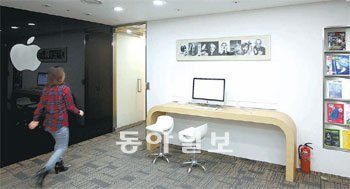아이폰이 사용자의 위치정보를 몰래 저장한 사실이 밝혀지면서 사생활 침해 논란이 확산되고 있다. 사진은 서울 강남구 삼성동 아셈타워에 있는 애플코리아 본사. 양회성 기자 yohan@donga.com
