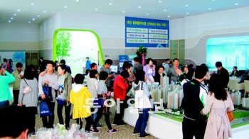 23일 낮 12시 반경 대전 중구 문화동 ‘대전 센트럴자이’ 본보기집이 구경하러 온 사람들로 북적이고 있다. 대전지역에서 올해 첫 분양에 나서는 이 아파트단지는 지방에서 불기 시작한 부동산 ‘훈풍’이 대전 분양시장에도 영향을 미칠 수 있을지 주목받고 있다. GS건설 제공