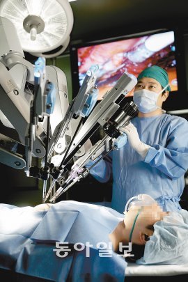 천준 고려대 안암병원 비뇨기과 교수팀이 전립샘암 로봇수술을 준비하는 모습. 고려대 안암병원 제공