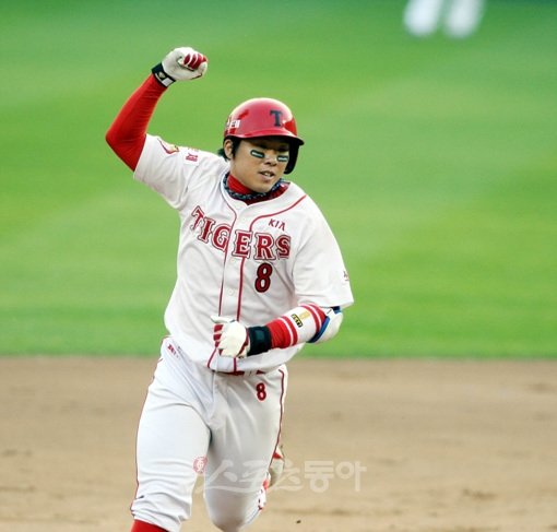 2002년 한 야구교실에서 초등학생 안치홍은 만루홈런을 치고 일일홈런 이승엽의 칭찬에 뛸 뜻이 기뻐했다. 이제 그 초등학생은 어느덧 차세대 국가대표 2루수로 꼽히는 한국프로야구의 미래가 됐다. 스포츠동아DB.