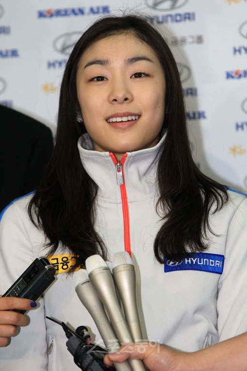 김연아는 25일 러시아 모스크바에서 개막하는 2011 세계피겨선수권대회에서 13개월간의 공백, 그리고 수차례 국제대회에서 자신에게 롱에지, 어텐션 판정을 내린 로리올-오버윌러 심판을 극복해야한다.