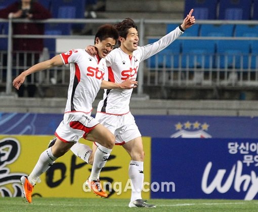 경남 김인한(왼쪽)이 24일 수원월드컵경기장에서 열린 수원 삼성과의 정규리그 7라운드 경기에서 결승골을 터뜨린 뒤 환호하고 있다.