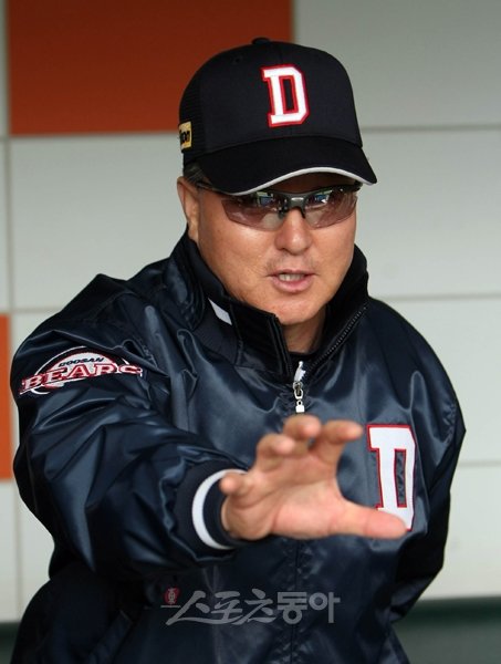두산 김경문 감독은 23일 대전 한화전에서 7-3으로 승리해 ‘500승 감독’이 됐다. 김 감독이 24일 대전에서 500승 소감을 말하며 미소짓고 있다.